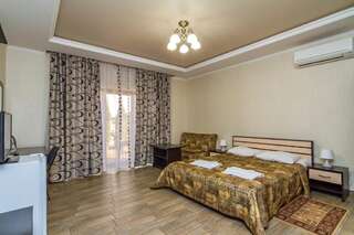 Гостиница Распутин Мостовской Стандартный двухместный номер с 2 отдельными кроватями и видом на бассейн-8