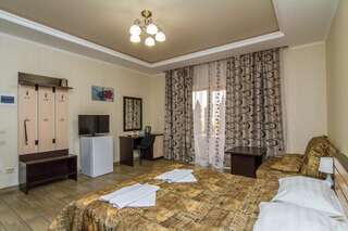 Гостиница Распутин Мостовской Стандартный двухместный номер с 2 отдельными кроватями и видом на бассейн-11