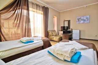 Гостиница Распутин Мостовской Стандартный двухместный номер с 1 кроватью или 2 отдельными кроватями и балконом-2
